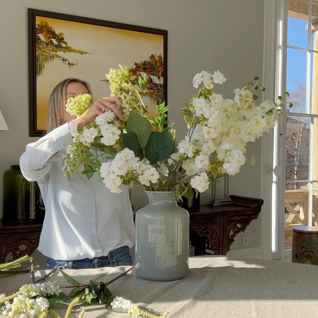 como decorar jarrones de vidrio con flores artificiales - Cómo colocar plantas artificiales en un jarrón