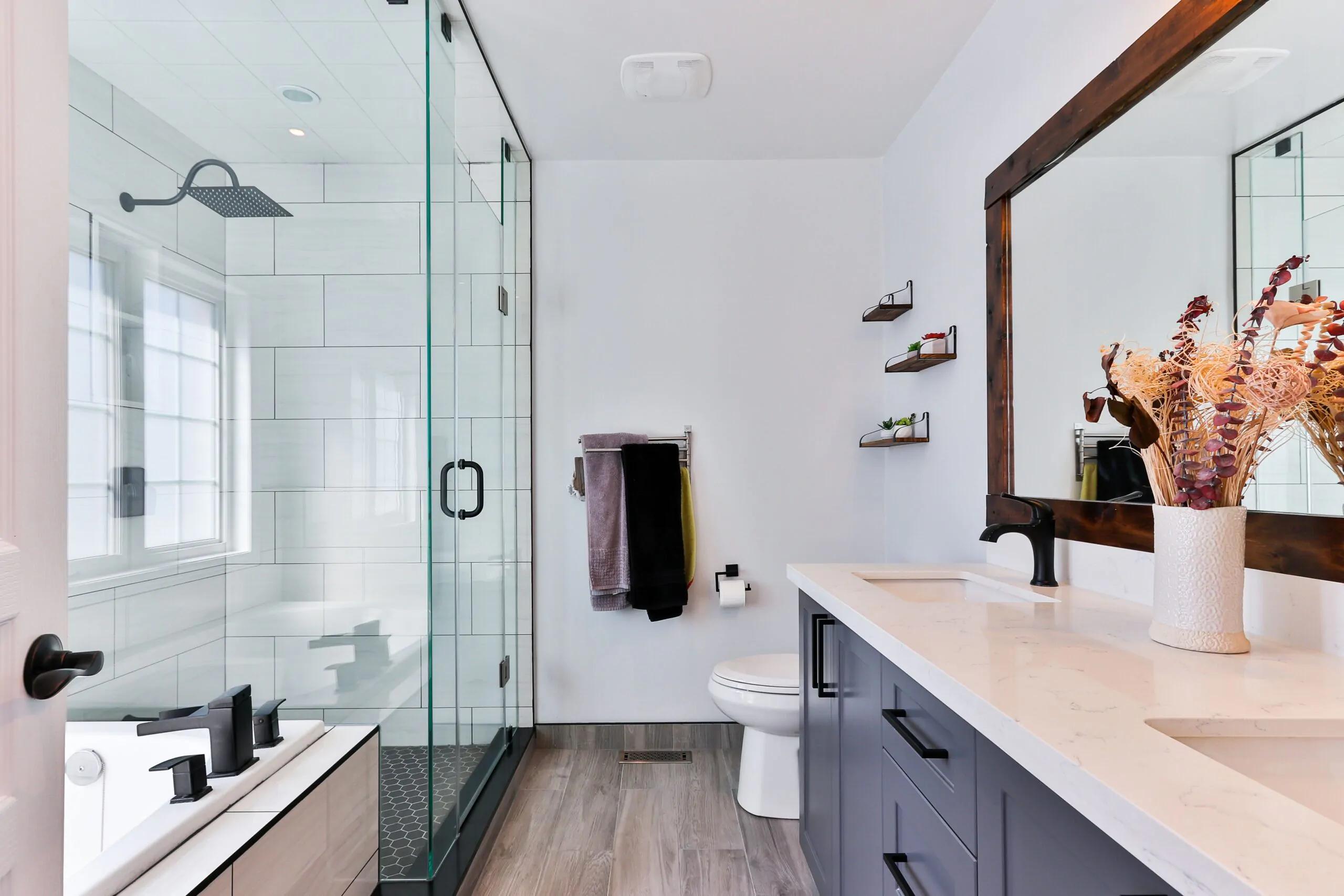 baños pequeños con vidrio - Cómo deben ser las ventanas de los baños