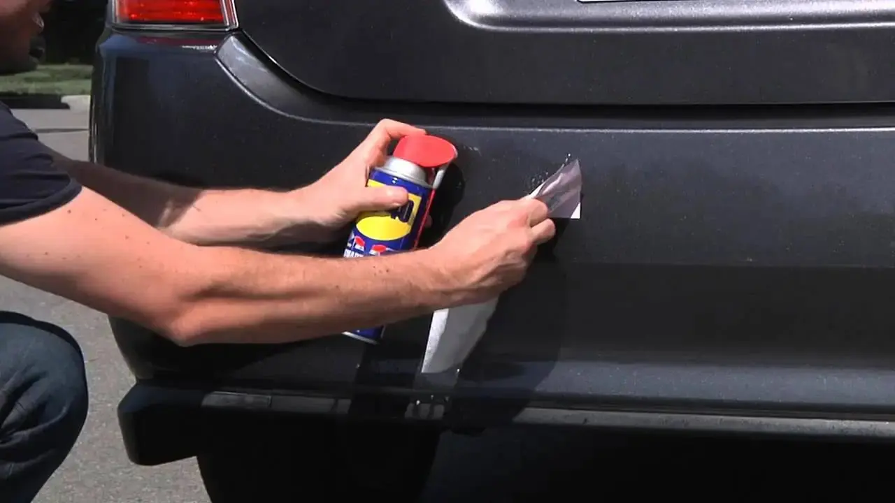 como despegar calcomanias del vidrio del auto - Cómo quitar restos de adhesivo en cristal