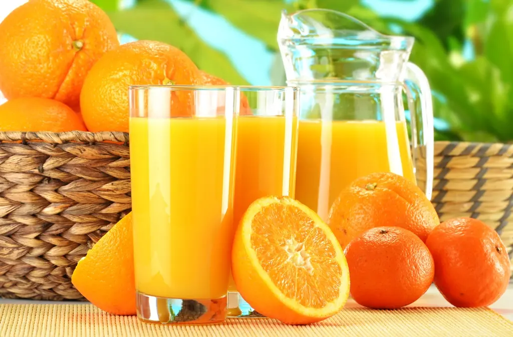 jugo de naranja en botella de vidrio - Cómo saber si el jugo de naranja es natural