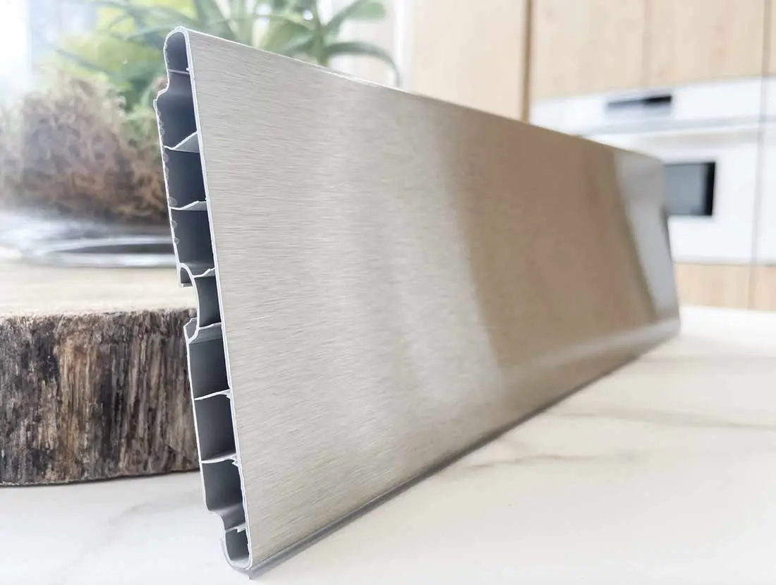 alacena vidriada para cocina - Cómo se llama lo que va debajo de los muebles de la cocina