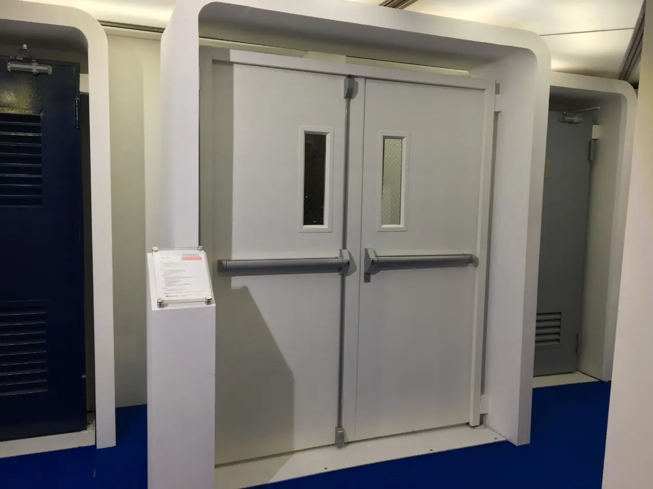 puerta de vidrio con barra antipanico - Cómo se llaman las barras de las puertas de emergencia