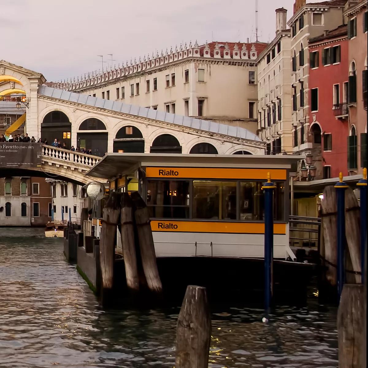 puente de vidrio venecia - Cuál es el puente más bonito de Venecia