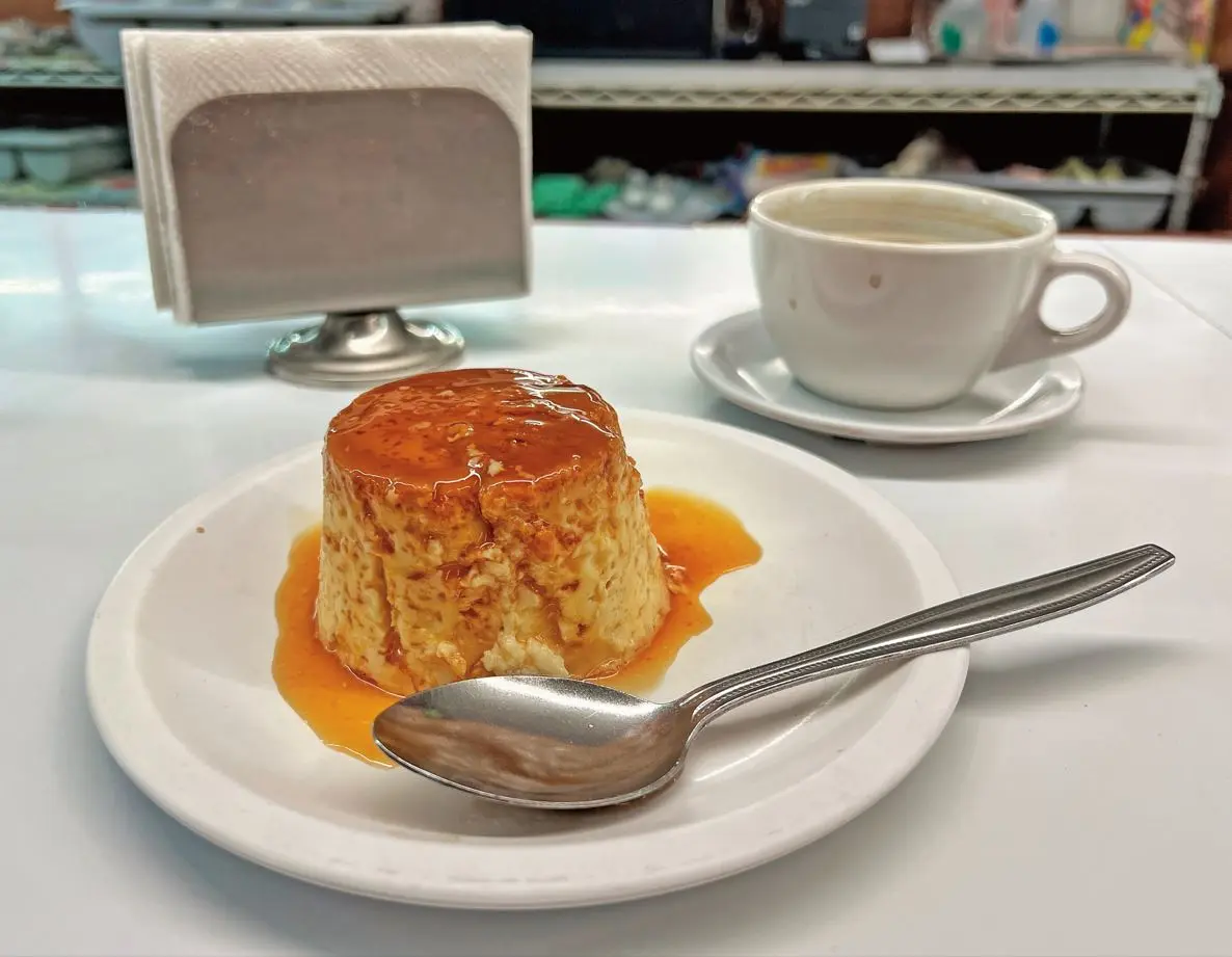flan casero en fuente de vidrio - Cuál es la diferencia entre flan y flan napolitano