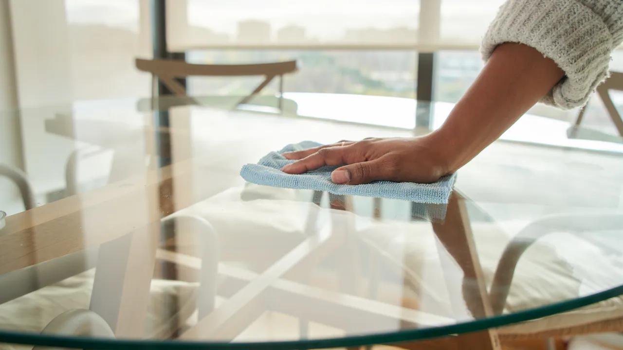 como limpiar una mesa de vidrio - Cuál es la mejor manera de limpiar una mesa de cristal