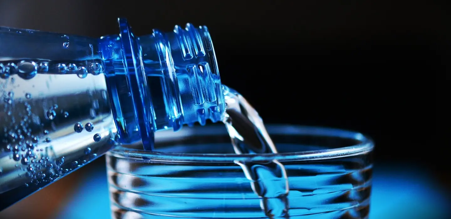 embotelladora de vidrio - Cuánto dura el agua en una botella de vidrio