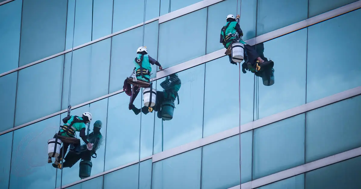 limpia vidrios de edificios sueldo - Cuánto gana un limpiador de vidrios en altura en EEUU
