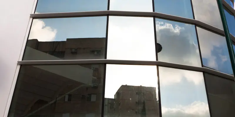 vidrio reflectivo caracteristicas - Para qué se utiliza el vidrio reflectante