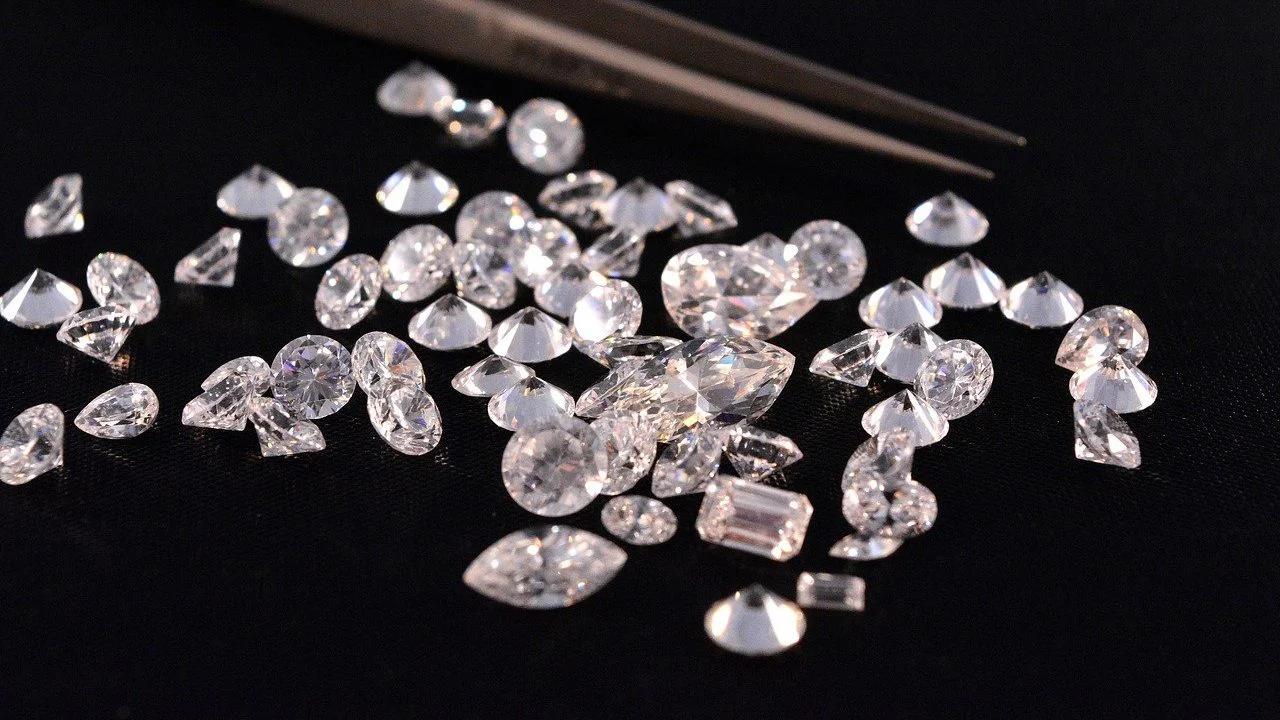 que diferencia hay entre un vidrio comun y un diamante - Puedes diferenciar entre un cristal y un diamante