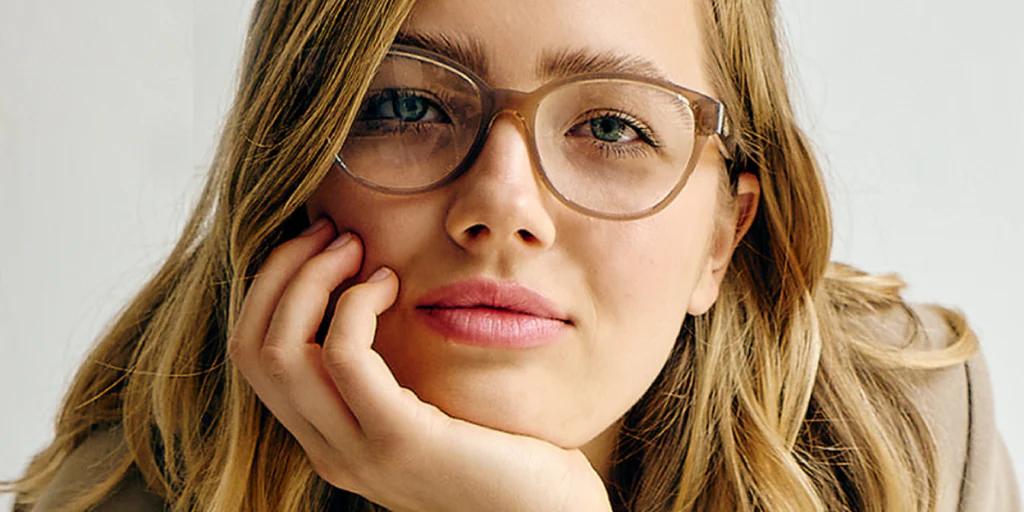 lentes de sol vidrio rojo - Qué color de lentes te hace ver más joven
