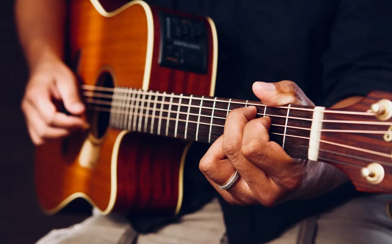 guitarra de fibra de vidrio - Qué es mejor, una guitarra acústica o una electroacústica